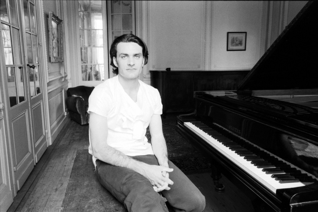 Ivan Ilic sentado al piano Pleyel de 1930. Foto de Ker Xavier.