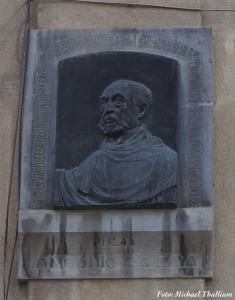 Busto de Antonio Zozaya esculpido por Bonome, sito en la Plaza del General Vara del Rey de Madrid. Fotografía de septiembre de 2019