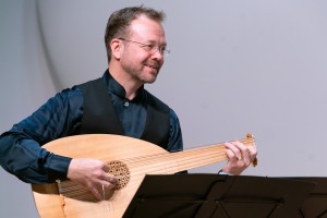 Mark Lewon playing the lute