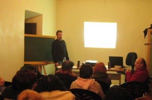 Manuel León en una intervención durante el seminario en Arriate en febrero de 2010